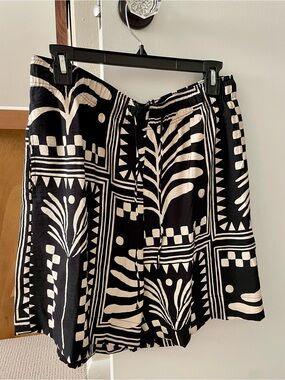 NWT: H&M - Women Black & Cream Graphic Print Shorts